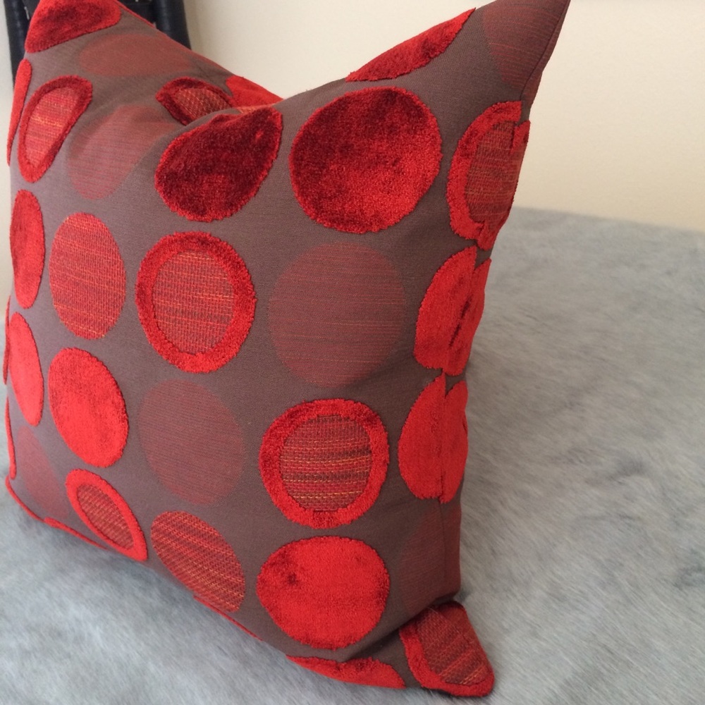 💥SOLD!💥   Burgundy Chenille Circles Pillow - Picture 2 of 5